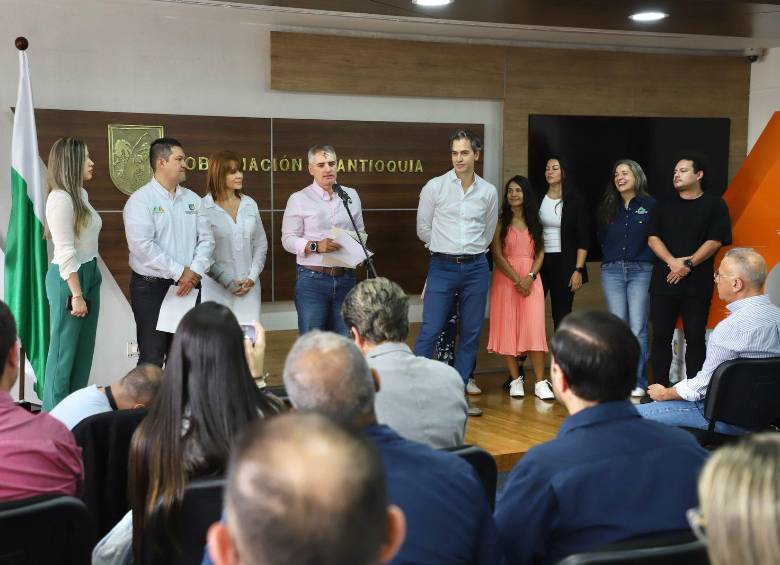 Gobernador de Antioquia, Andrés Julián Rendón, y gerente de Comfama, David Escobar, presentan programa de mejoramiento de vivienda. FOTO: CORTESÍA GOBERNACIÓN DE ANTIOQUIA