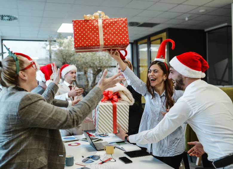 ¿Qué detalle le puedo dar a una mujer en Navidad? Esto es lo que recomienda la IA. Foto: GETTY 