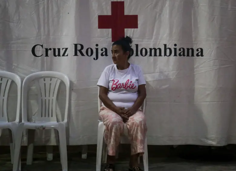 Una mujer espera atención en un punto de la Cruz Roja Colombiana. FOTO: COLPRENSA