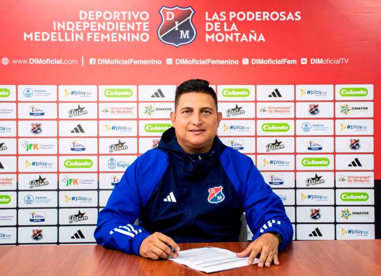 Carlos Ariel Osorio es el nuevo entrenador de del Independiente Medellín femenino. FOTO CORTESÍA DIM 