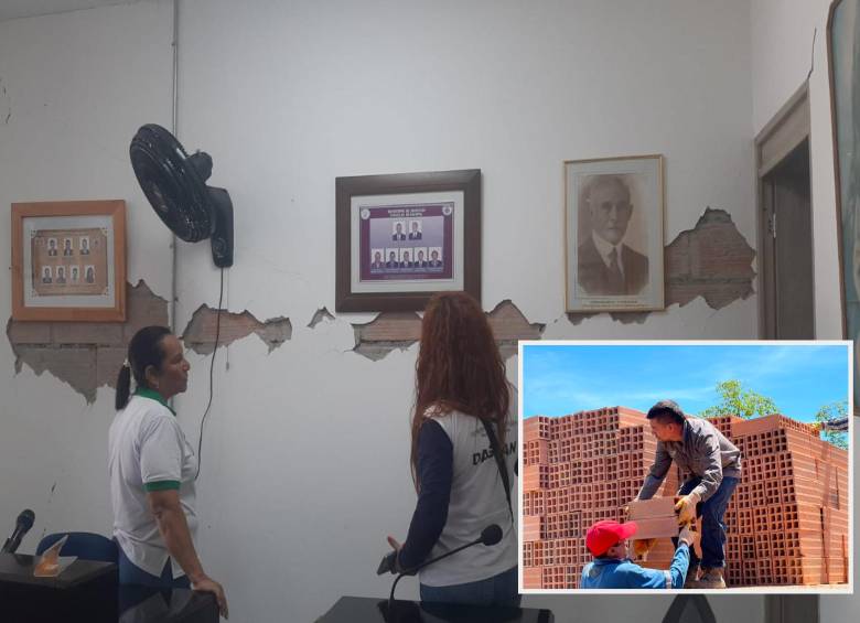 Adelante, entrega de materiales para reconstruir, atrás una de las edificaciones públicas dañadas. FOTO: Cortesía.
