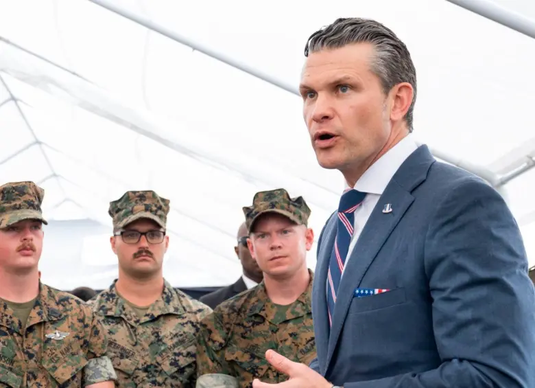 El secretario de Defensa (Guerra) de Estados Unidos, Pete Hegseth, insiste en que los ataques de su país contra embarcaciones en el Caribe y el Pacífico son legales. FOTO: Tomada de X @SecWar