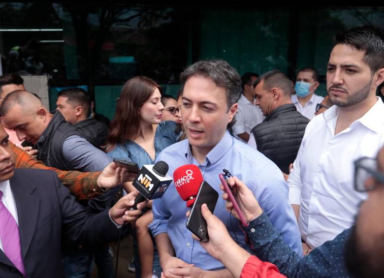 Antes de irse de su puesto de votación, Quintero fue aplaudido y se tomó fotos con algunos ciudadanos. FOTO: CARLOS VELÁSQUEZ