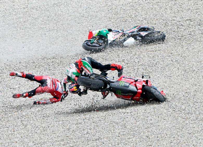 Joan Zarco y Pecco Bagnaia en el choque triple con Luca Marini. FOTO: GETTY