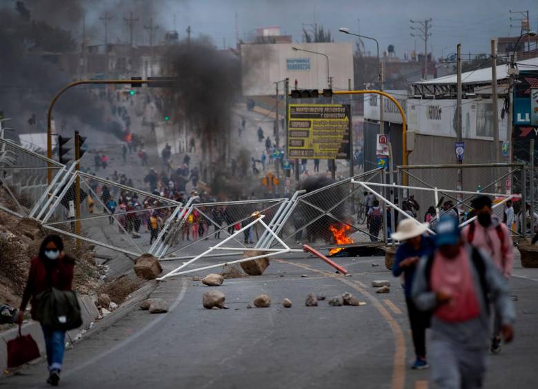 Las calles de Arequipa arden por las masivas protestas, mientras la presidenta Dina Boluarte pidió cesar la violencia. FOTO Getty