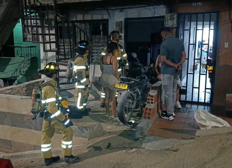 La conflagración, originada mientras se le realizaban reparaciones mecánicas a una motocicleta, movilizó a cinco unidades de bomberos y requirió la intervención de personal técnico para evaluar los daños. FOTO: Alcaldía de Bello