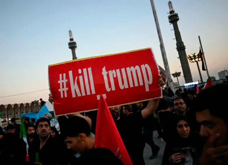 Un hombre sostiene una pancarta que pide venganza contra el presidente de Estados Unidos mientras los dolientes se reúnen para rendir homenaje al líder supremo de Irán, el ayatolá Ali Jamenei. FOTO: AFP