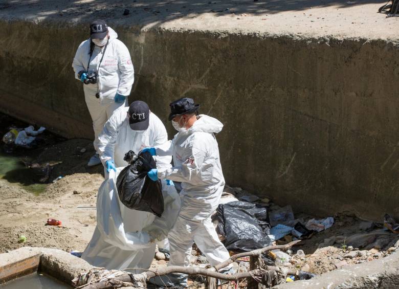 Imágenes de referencia sobre los cadáveres hallados en bolsas de basura en las ciudades de Cali, Medellín y Bogotá. Según las autoridades, se trata de ajustes de cuentas entre bandas dedicadas al tráfico de droga. FOTos edwin bustamante