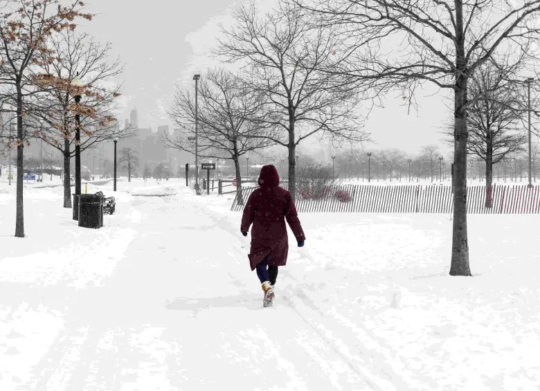 Las autoridades mantienen alertas rojas ante la llegada de la tormenta invernal Fern, que amenaza con acumulaciones históricas de hielo, cortes de energía y graves afectaciones en el transporte en el sur de Estados Unidos. IMAGEN DE REFERENCIA. FOTO: AFP. 