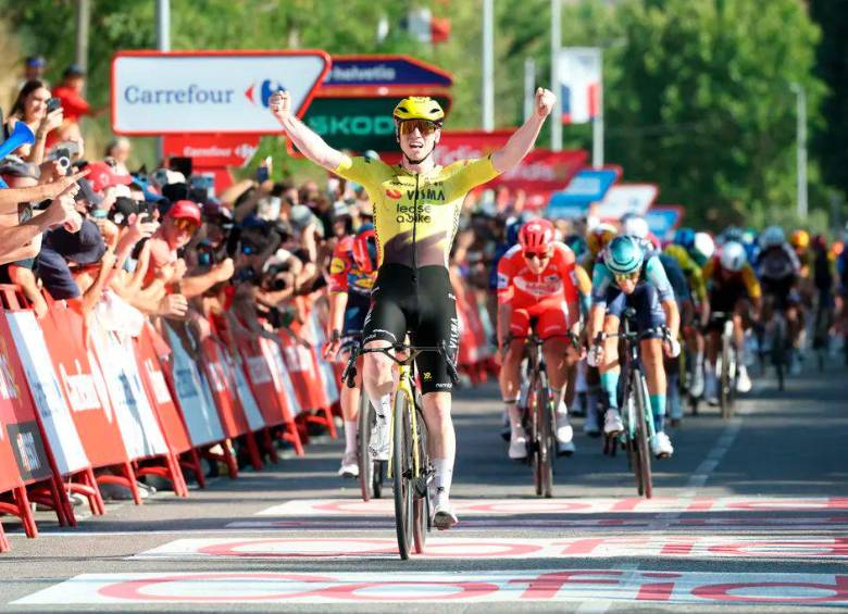 El festejo del britpanico Matthew Brennan al ganar la etapa 2 de la Vuelta a España 2026. FOTO AFP