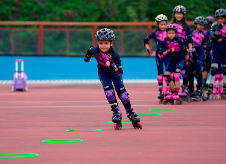 El enfoque étnico y cultural de Esdeporte permite que niños y niñas de aprendan jugando. En la foto, niños de la escuela de fútbol de Medellín, en la alianza con la Fundación Cuadrado. 