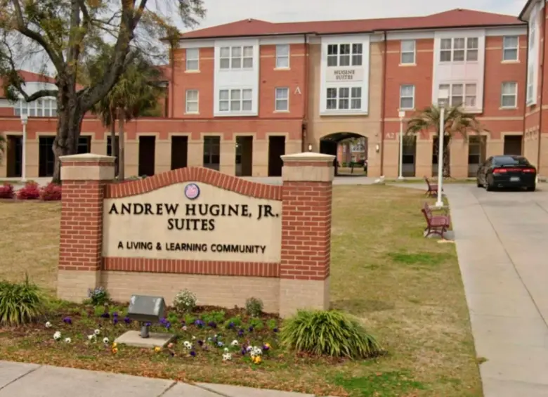 Este es el complejo residencial estudiantil Hugine Suites, de la Universidad Estatal de Carolina del Sur, donde ocurrió el tiroteo. FOTO: Street View, Google Maps