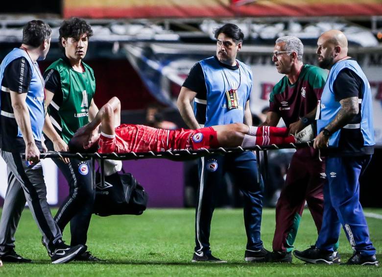 Momento en el que el jugador Luciano Sánchez fue sacado del campo por el cuerpo médico. FOTO: Argentinos Juniors