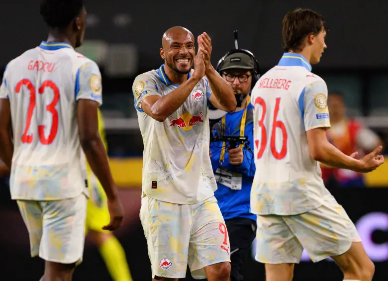 El delantero austriaco Karim Onisiwo celebra la victoria, su gol, al mínuto 76 le dio el triunfo al Salzburg en el Mundial de Clubes. FOTO GETTY