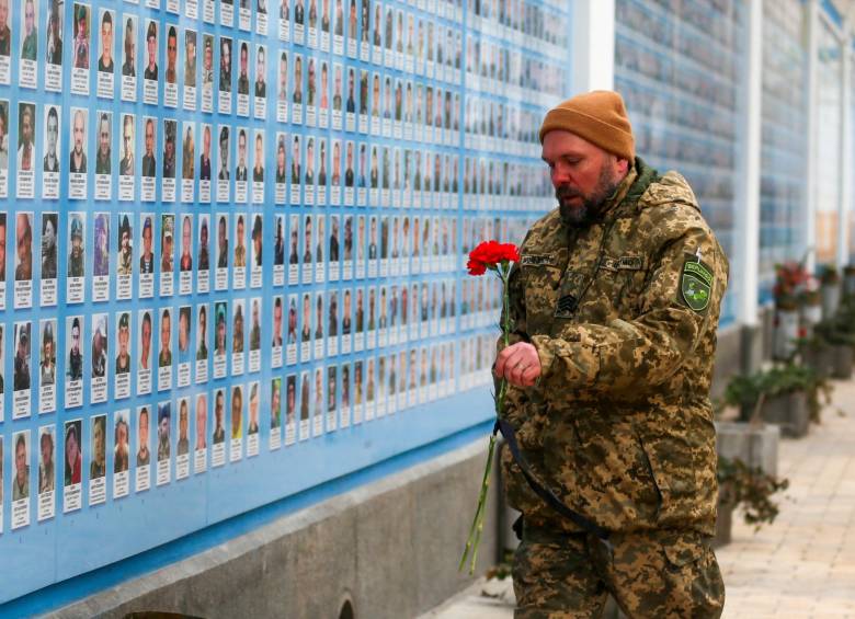 No se conoce cuánto costará reconstruir Ucrania tras la guerra. Para recordar a los uniformados caídos, el Gobierno puso las fotos de los soldados en el Monasterio de las Cúpulas Doradas de San Miguel. FOTOs GETTY