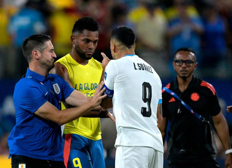 El delantero colombiano Miguel Borja tuvo un rifirrafe con el delantero uruguayo Luis Suárez al final de la semifinal de la Copa América. FOTO: AFP