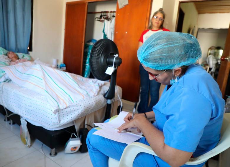 Gino Roa dice que su familia tiene que seguir asumiendo el cuidado especializado que necesita su madre, pues la enfermera que les facilitaron solo tiene un turno de 8 horas. FOTO Jairo Cassiani Váldez