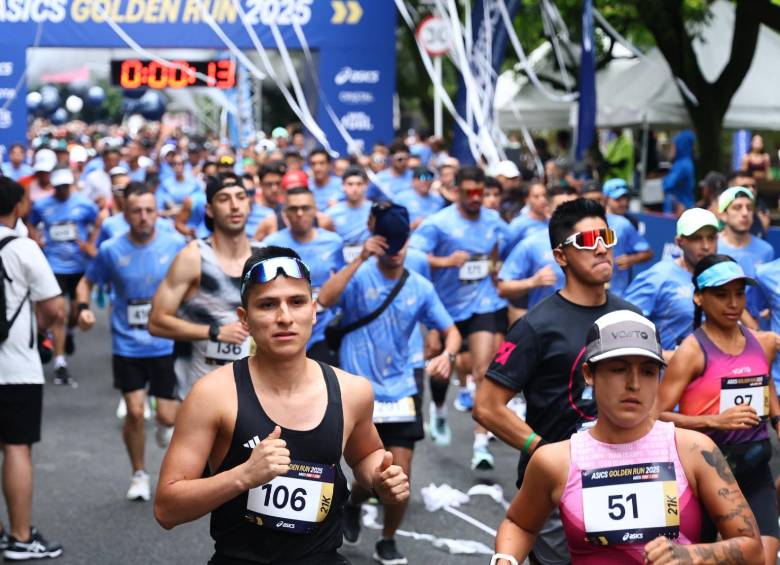 Carrera de atletismo Asics Golden Run 2025 en Medellín. Foto: MCM OPERADOR EVENTOS @eventos_mcm
