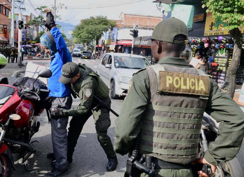 Agentes de policía requisan a un motociclista en la zona de Carabobo. FOTO: Cortesía