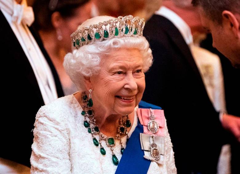 La reina Isabel II utilizó el poder del silencio para afianzar una monarquía que venía tambaleado. Algunos medios internacionales llegaron a reseñar que se tomaba cuatro cocteles al día. FOTO GETTY.