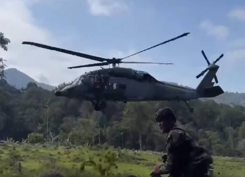 Un helicóptero del Ejército llega a la zona de los combates. FOTO: imagen tomada de redes