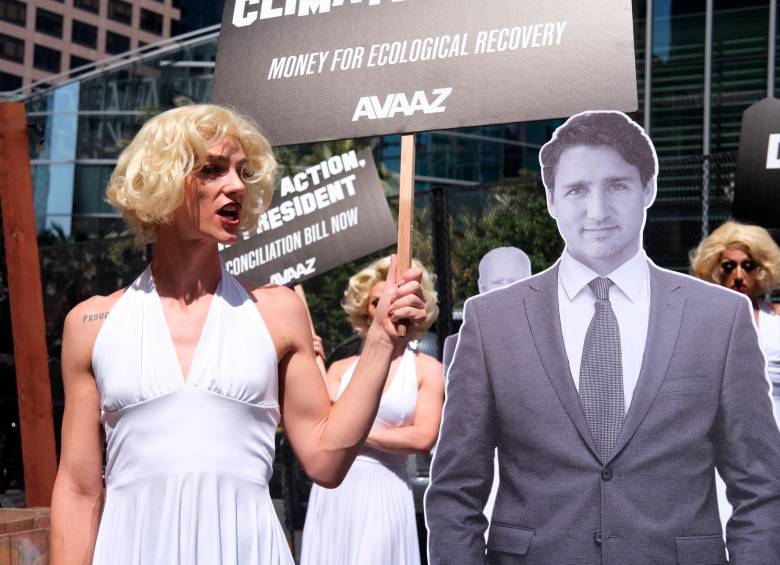 Miembros del colectivo LGBT mostraron su descontento con la falta de “compromiso” para detener el cambio climático. FOTO: EFE