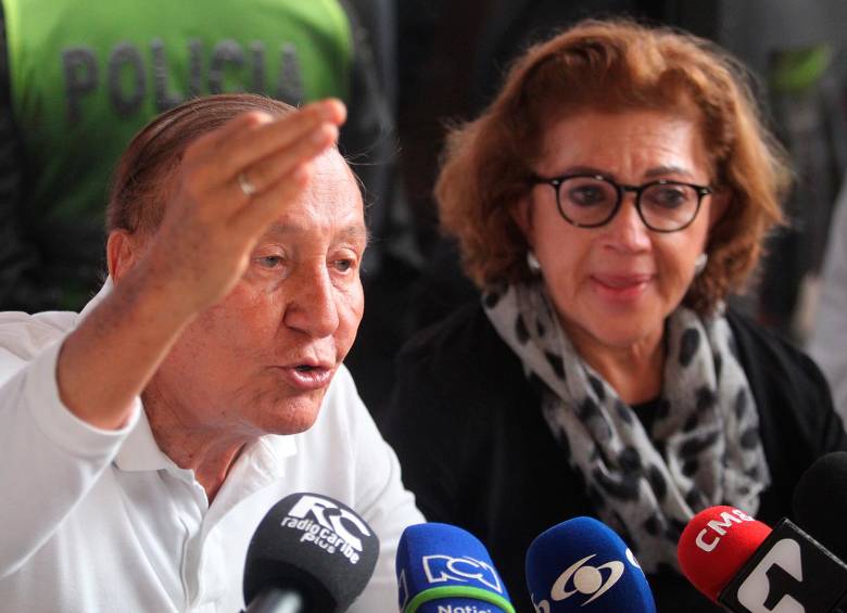 El candidato a la Presidencia Rodolfo Hernández junto a su esposa Socorro Oliveros. FOTO: EFE