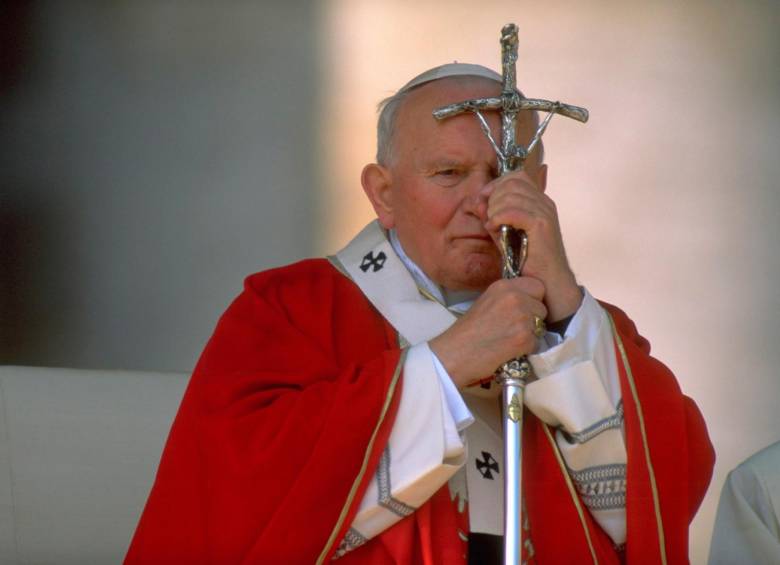 La investigación de Ekke Overbeek señala que mientras fue cardenal de Cracovia, el papa Juan Pablo II supo de casos de pederastia y los ocultó; además, trasladó a los autores para evitar un escándalo. FOTO gETTY