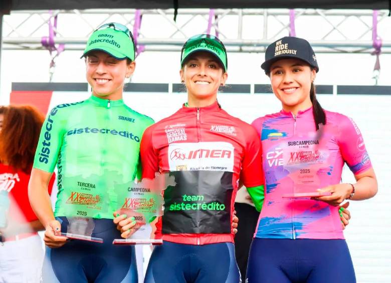 Villalón, Peñuela (en el centro y campeona) y Valbuena, las mejores ciclistas de la Clásica de Rionegro. FOTO CORTESÍA ÁNDERSON BONILLA