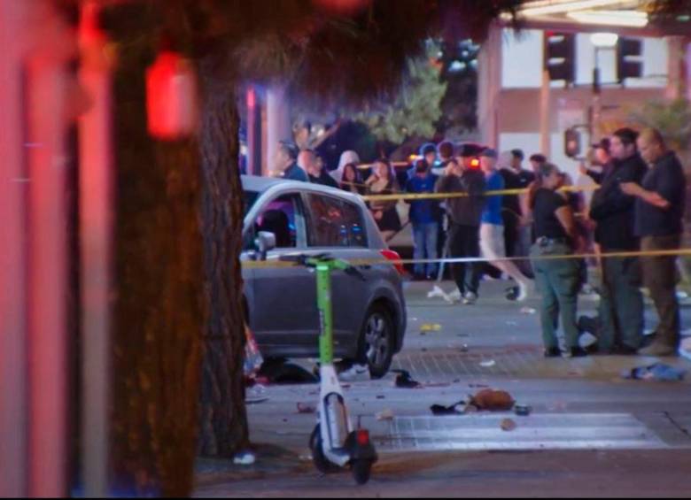 Antes del impacto con las personas, el vehículo atropelló un puesto de tacos y el podio de un valet parking. FOTO: Captura de video X @krassenstein