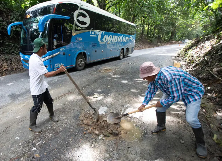 Así lucen varios tramos de la Medellín - Bogotá, una de las carreteras más peligrosas del país. FOTO: ESNEYDER GUTIÉRREZ