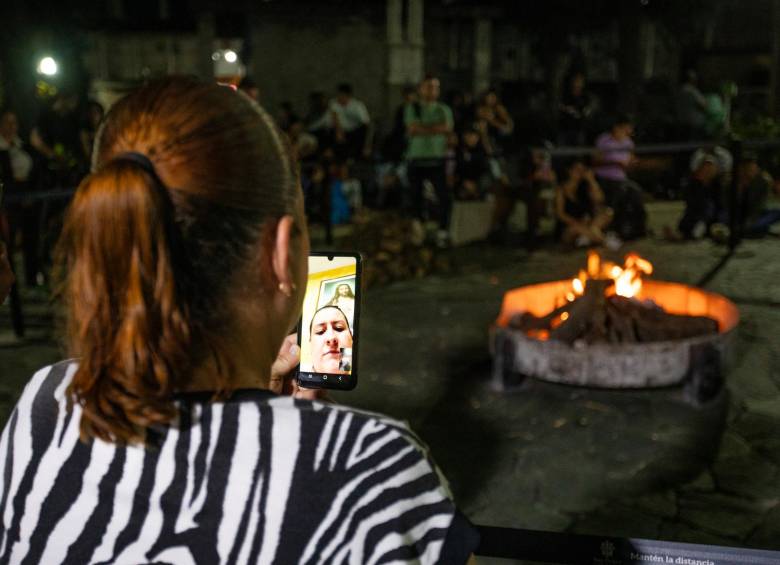 En el Cementerio San Pedro rindieron homenaje a las víctimas del covid en Medellín con un ritual de fuego