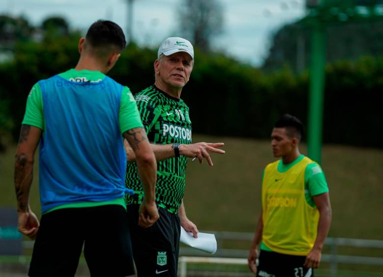 El técnico Paulo Autuori en su primera práctica al frente de Nacional, este lunes en la sede de Guarne. FOTO atlético nacional