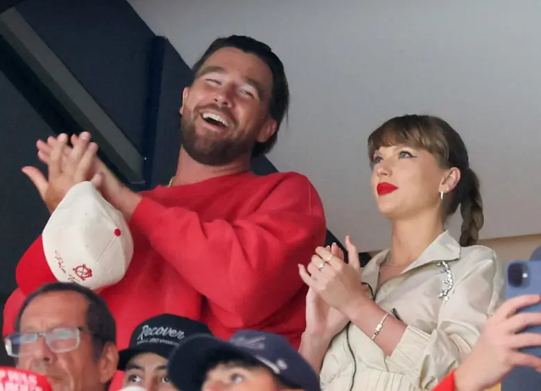  Travis Kelce y Taylor Swift, una de las parejas más comentadas entre el deporte y la música. Foto: Getty Images via AFP. 