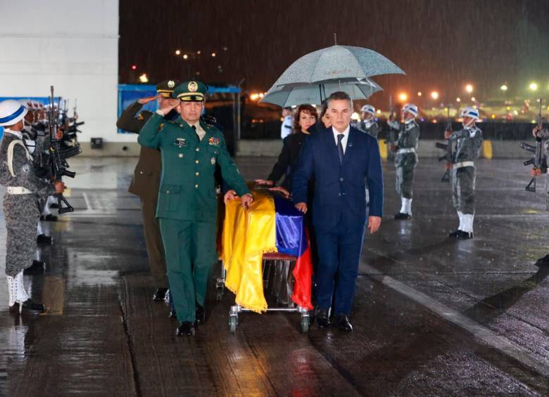 En medio de honores militares fue recibido el cuerpo de Fernando Botero FOTO Manuel Saldarriaga