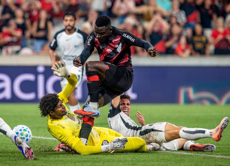 Kevin Viveros recibió ofertas del fútbol árabe y europeo en esta ventana de fichajes; sin embargo, el Athletico Paranaense pide una suma superior a 30 millones de euros por el oriundo de Buenaventura. FOTO: GETTY