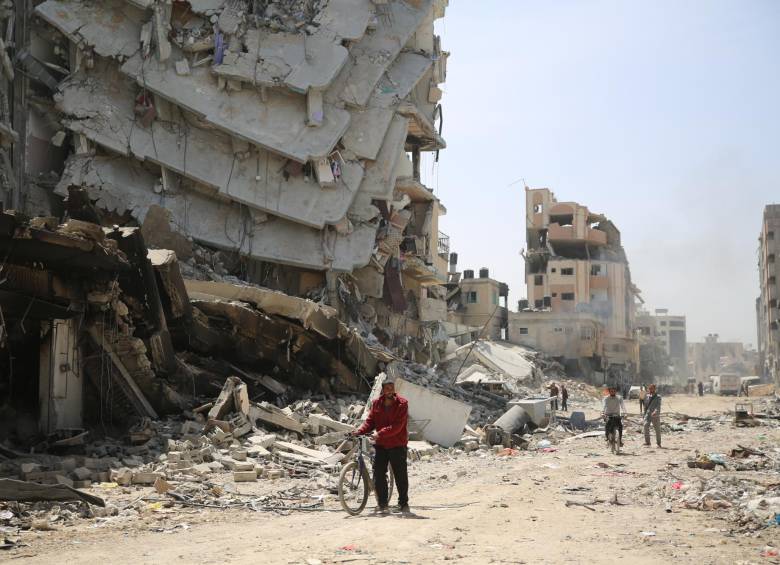 Un hombre camina cerca de los escombros de un edificio dañado mientras el área alrededor del Hospital Al-Shifa es destruida en la ciudad de Gaza, el 1 de abril de 2024. FOTO: Anadolu via Getty Images