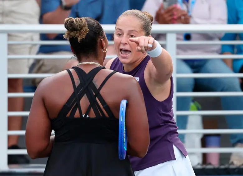 Discusión entre Ostapenko y Townsend luego de finalizar el partido. Foto: GETTY