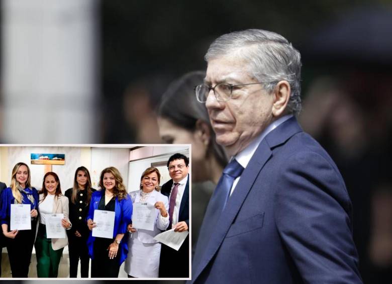 Adelante, miembros de la Comisión Séptima del Congreso de la República. Atrás, expresidente César Gaviria. FOTO: Colprensa e imagen tomada de redes.