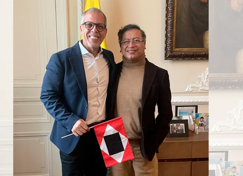 Saade divulgó un mensaje llamando a la Constituyente con una fotografía en la que aparece junto al presidente Gustavo Petro portando la bandera de la ‘Guerra a Muerte’ de Simón Bolívar. FOTO: X @alfredosaadev