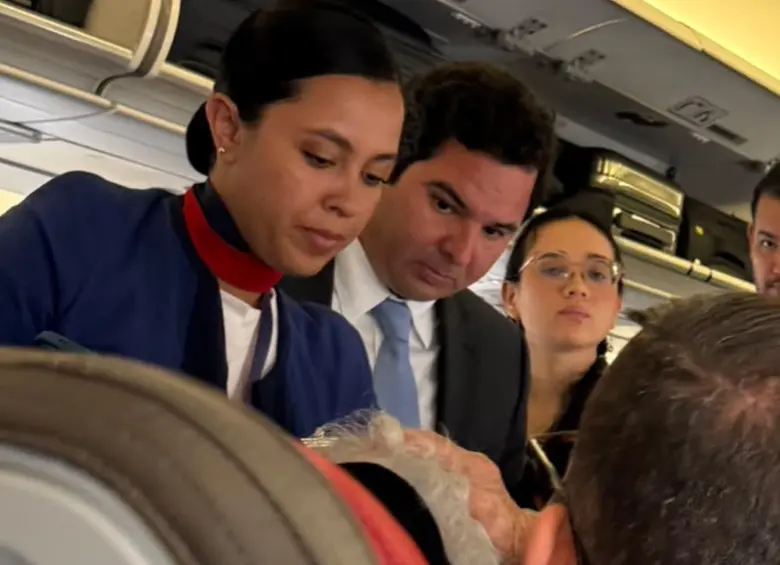 El congresista Carlos Meisel, del Centro Democrático, junto a personal de la aerolínea Latam atendiendo a la mujer afectada por el incidente. Foto: Blu Radio.