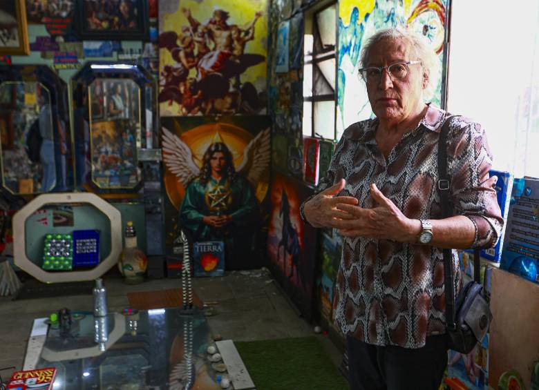 Abraxas Aguilar en su casa collage del centro de Medellín, que en 2025 reunía cerca de 100.000 imágenes. FOTO Manuel Saldarriaga Quintero
