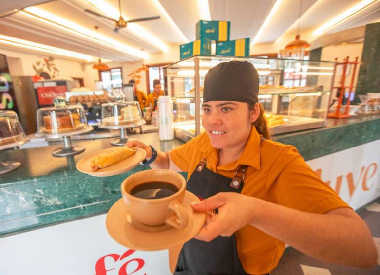 Tres jóvenes con discapacidad intelectual hacen parte del equipo que prepara y atiende en el café que se convierte en otro espacio especial en el Centro para la cultura y el encuentro. FOTO ESNEYDER GUTIÉRREZ CARDONA