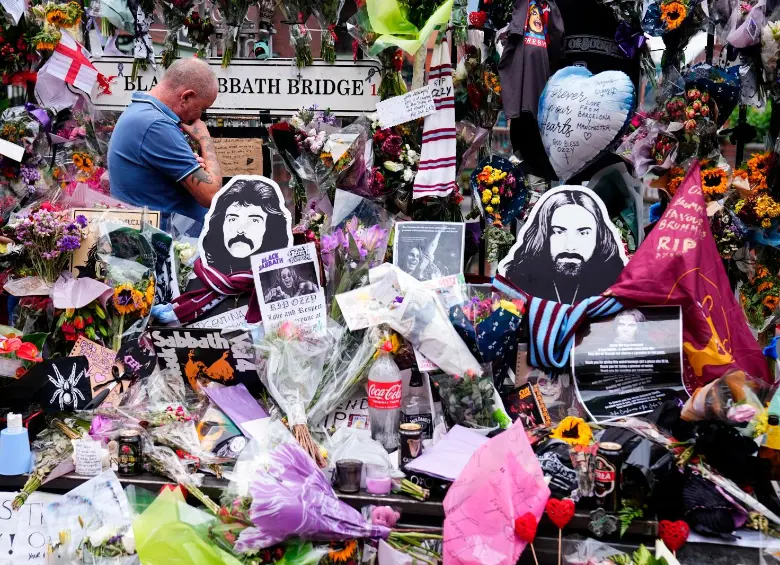 El cortejo fúnebre de Ozzy Osbourne recorrió las calles de Birmingham acompañado por miles de fanáticos con camisetas y banderas del Príncipe de las Tinieblas. FOTO Getty