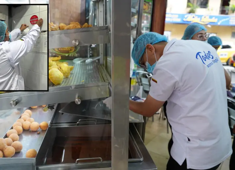 Inspectores de Sanidad de Itagüí realizando labores de inspección en establecimientos del municipio. FOTO: Cortesía