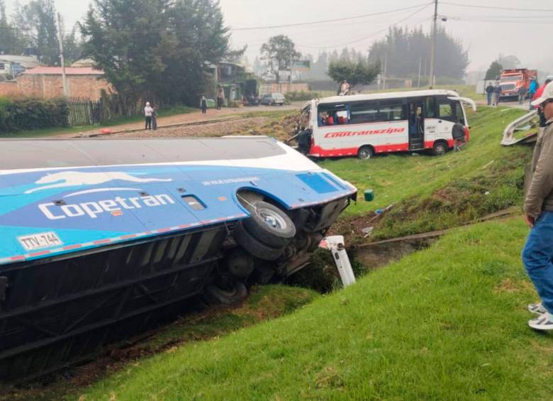 Así quedaron los dos buses intermunicipales tras el accidente en jurisdicción del municipio de Gachancipá. FOTO: Tomada de X @JorgeEmilioRey