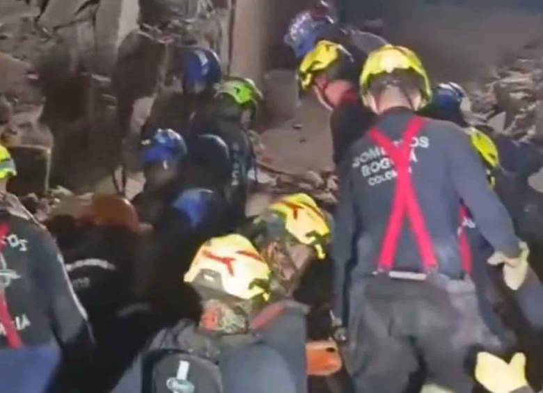 Los Bomberos de Bogotá sacan a la persona rescatada en camilla. Foto: Captura de video.