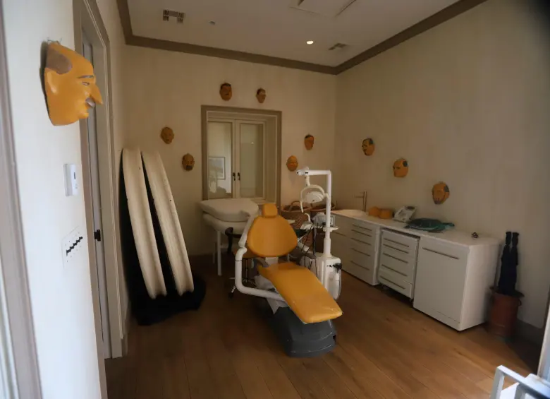 Esta es la foto de una habitación de la casa de Epstein en el Caribe que parece más bien un consultorio odontológico. El extraño detalle son las mascaras en la pared. FOTO: Tomada de X @OversightDems 