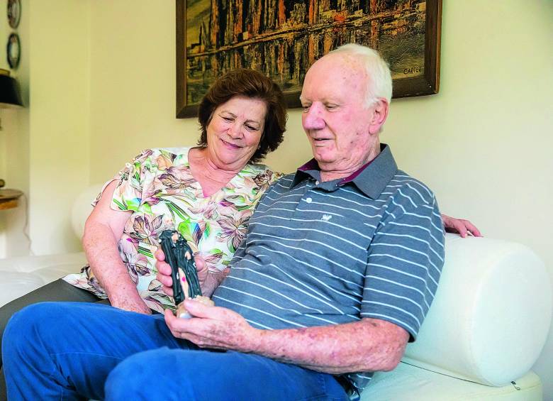 Hernando Escobar y su esposa María Cecilia admiran la imagen de San Peregrino en su casa, en El Poblado.