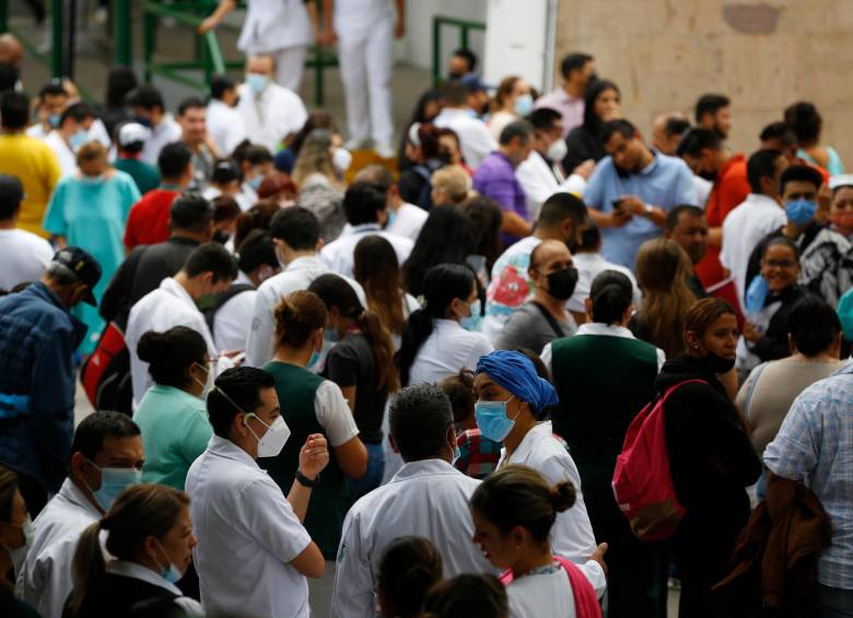 Personas permanecen en las calles tras el sismo. FOTO: EFE